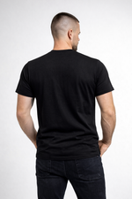 Arbeitsshirt T-Shirt schwarz Modelfoto Rueckenansicht – DTF Logodruck