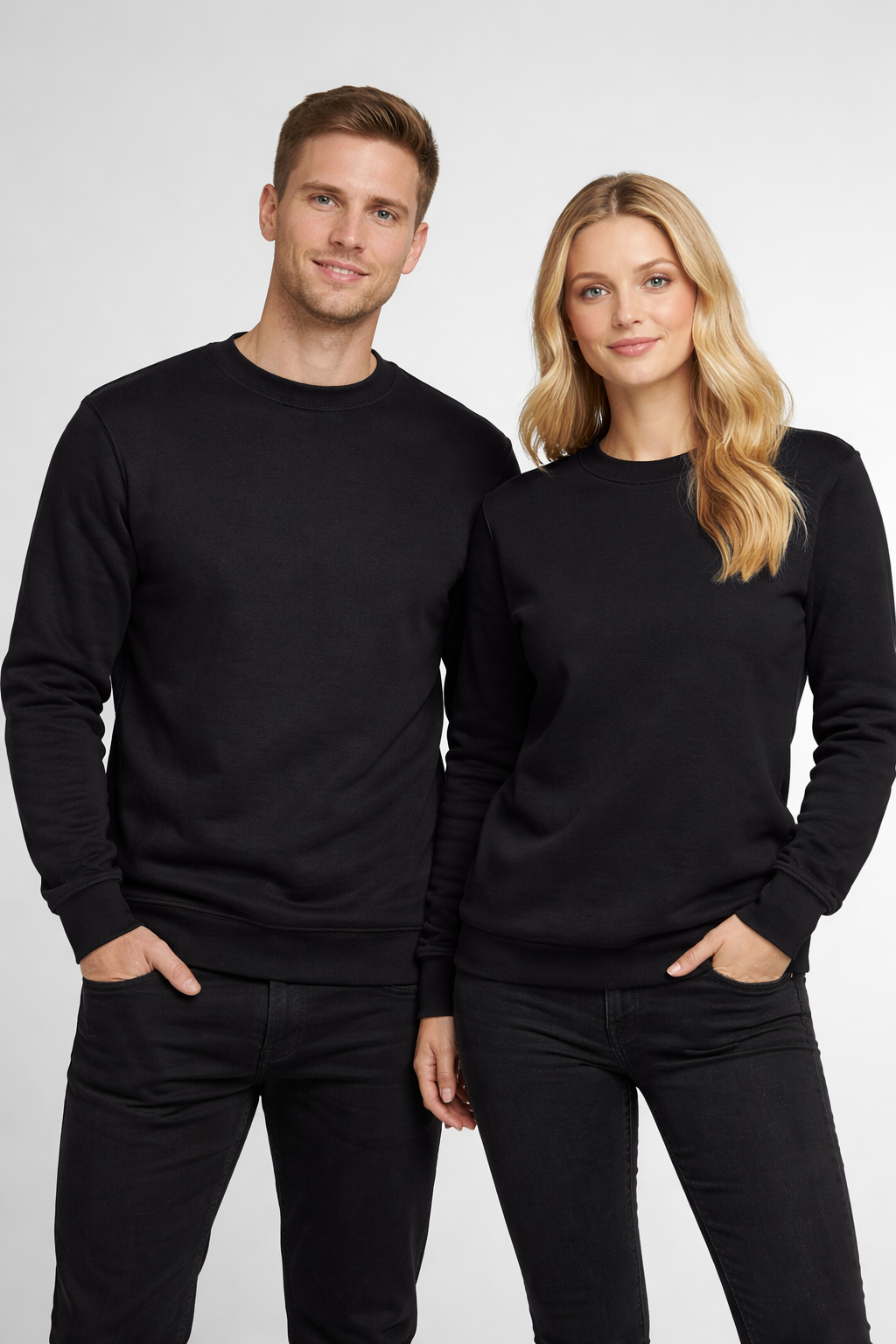 Unisex Sweatshirt Crewneck schwarz Modelfoto Paar – DTF Druck Markendruckerei
