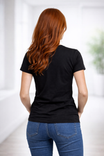 Damen Arbeitsshirt T-Shirt Modelfoto Rueckenansicht – DTF Logodruck Markendruckerei
