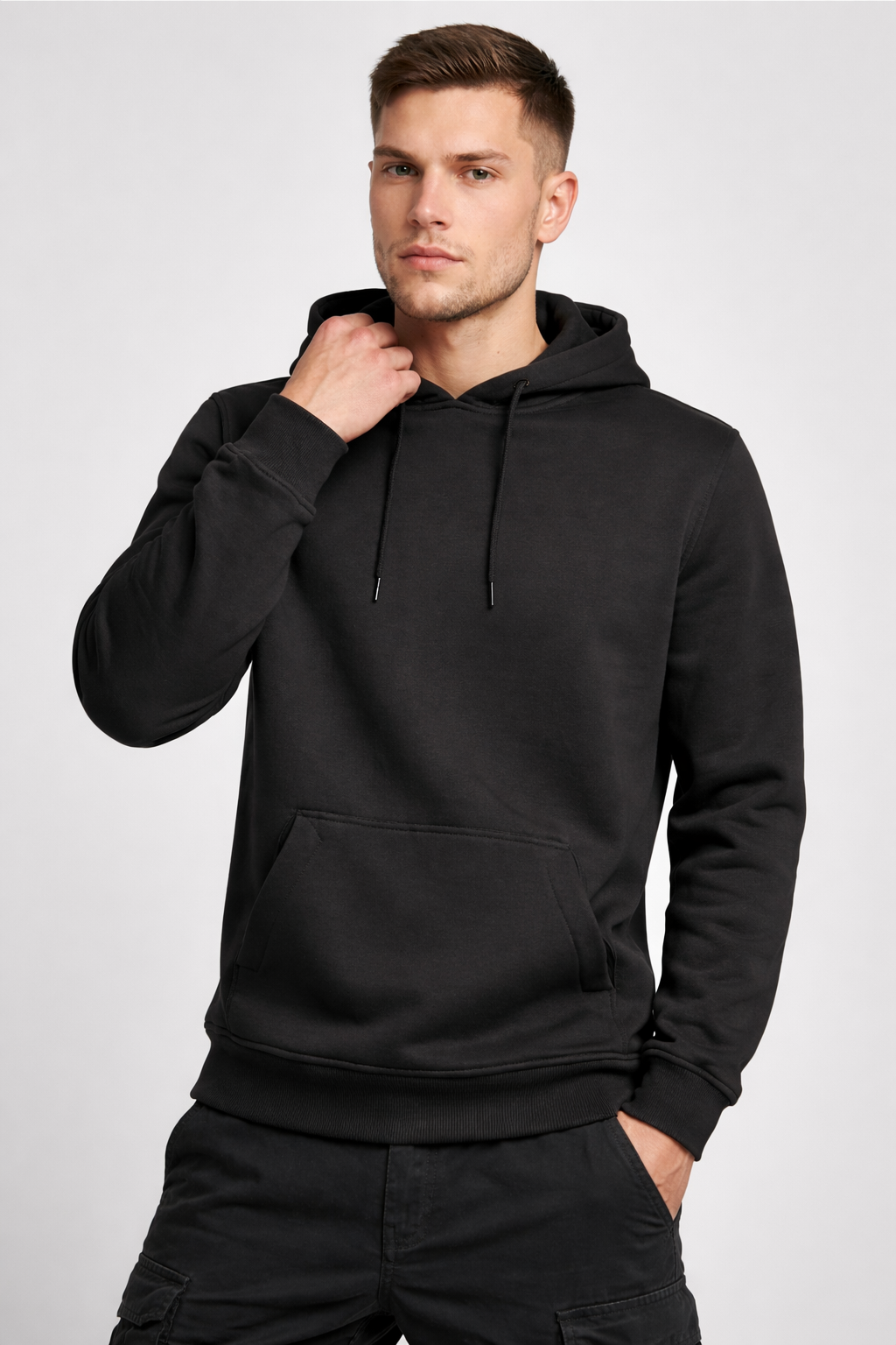 Herren Premium Hoodie Heavy schwarz Modelfoto – DTF Druck Markendruckerei