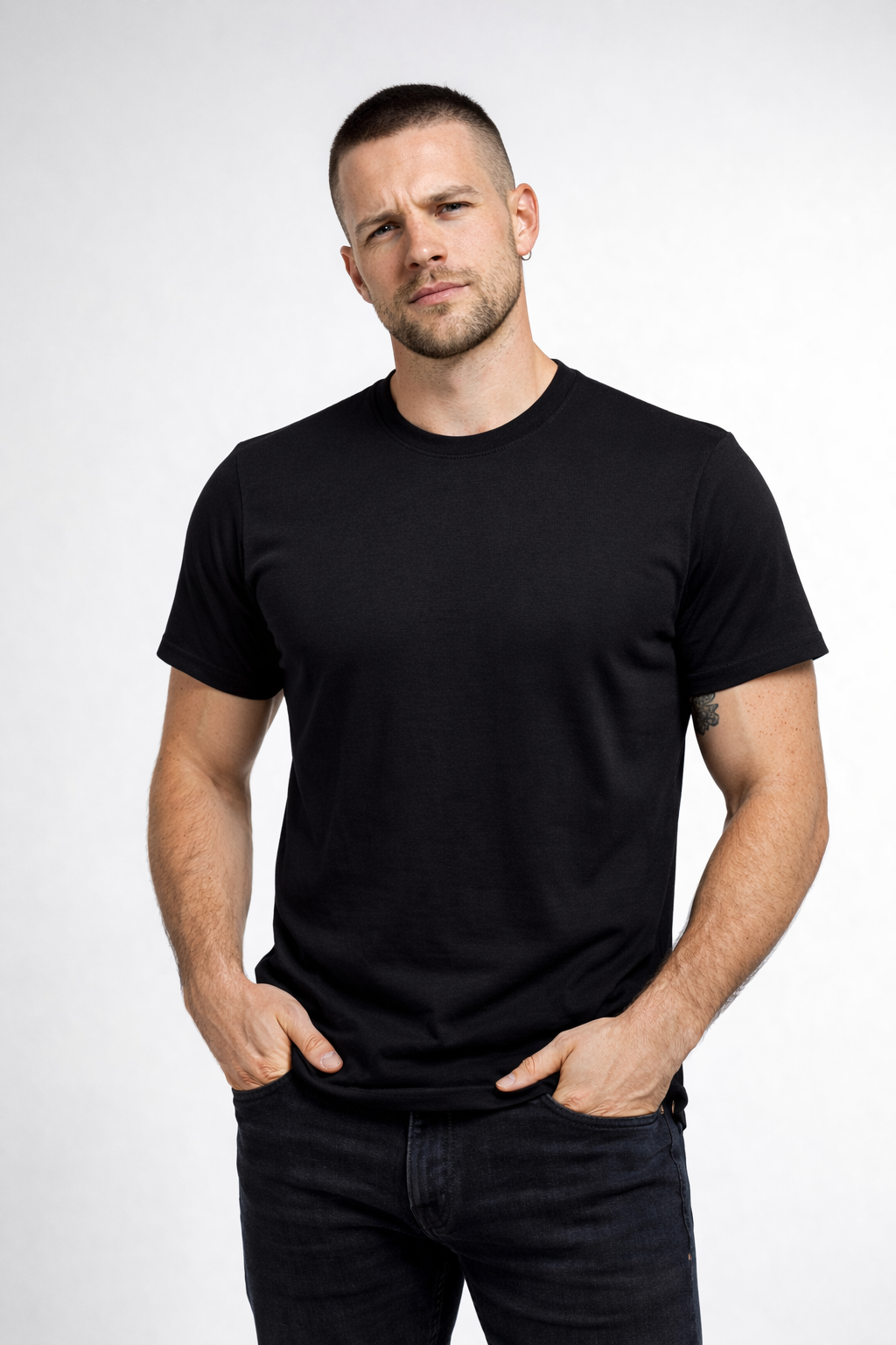 Arbeitsshirt T-Shirt Rundhals schwarz Modelfoto – DTF Druck Markendruckerei