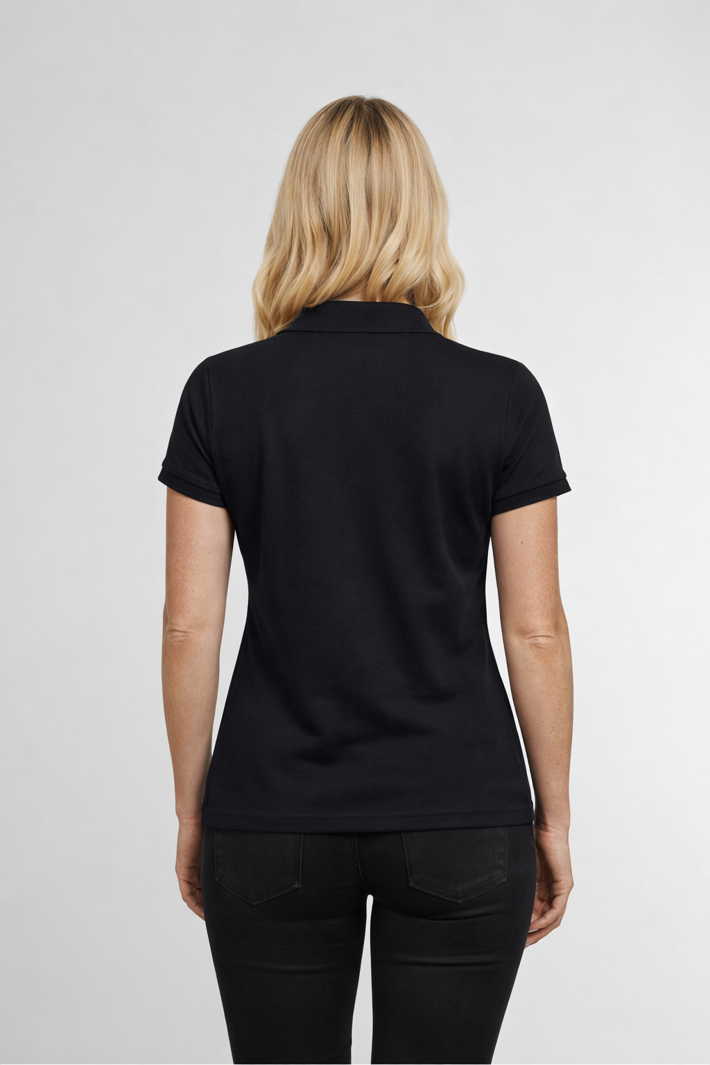 Damen Pique Poloshirt schwarz Modelfoto Rueckenansicht – DTF Logodruck