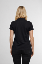 Damen Pique Poloshirt schwarz Modelfoto Rueckenansicht – DTF Logodruck