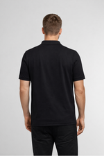Pique Poloshirt Modelfoto Rueckenansicht schwarz – DTF Logodruck